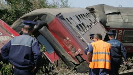Accident de tren la Bacau : o locomotiva a deraiat