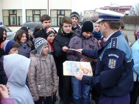 foto 2, politisti scoli