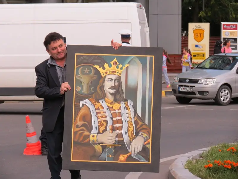 Comemorarea lui Stefan cel Mare, „confiscata” de Vasile Botomei. Fostul „arestat preventiv” a venit la statuie cu un portret al domnitorului