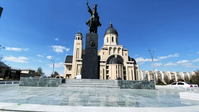 bacau centru statuie