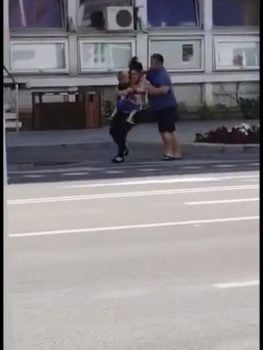 VIDEO | Un barbat isi agreseaza sotia in centrul Bacaului