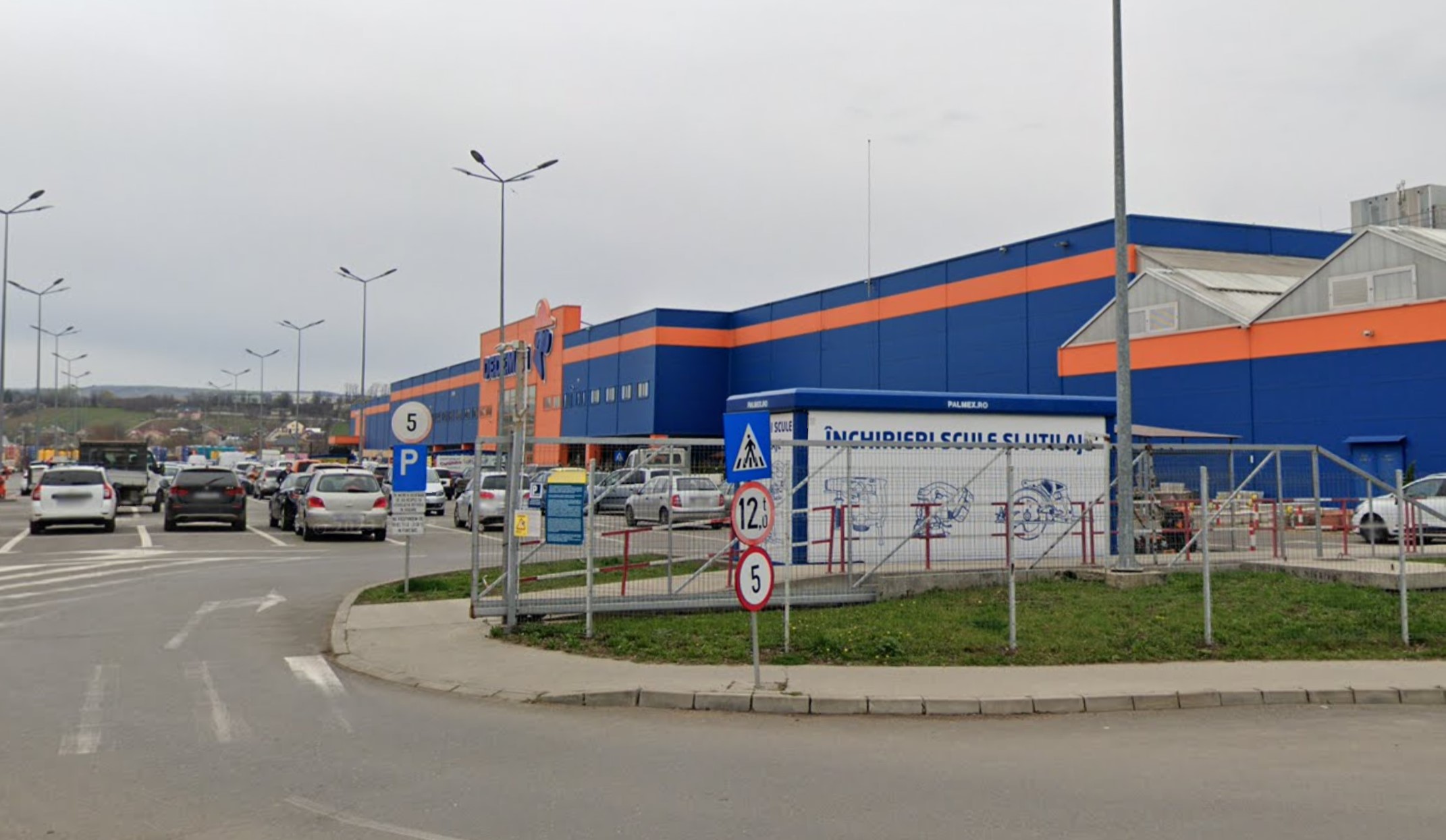 Dedeman angajează în Bacău: posturi disponibile pentru IT-iști, specialiști în marketing, consultanți de vânzări și lucrători în depozit.