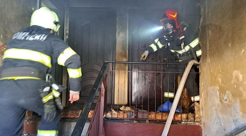 Incendiu într-un apartament din Bacău, intervenția echipelor de salvare este în curs de desfășurare.