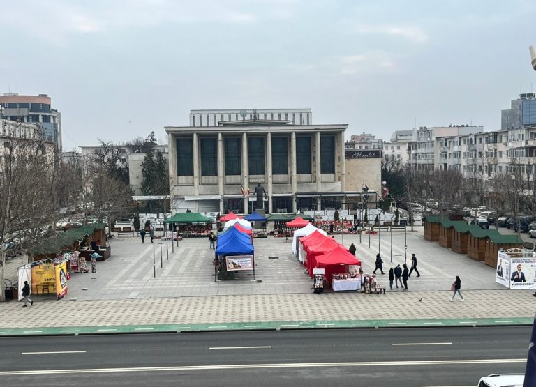 piata tricolorului flori