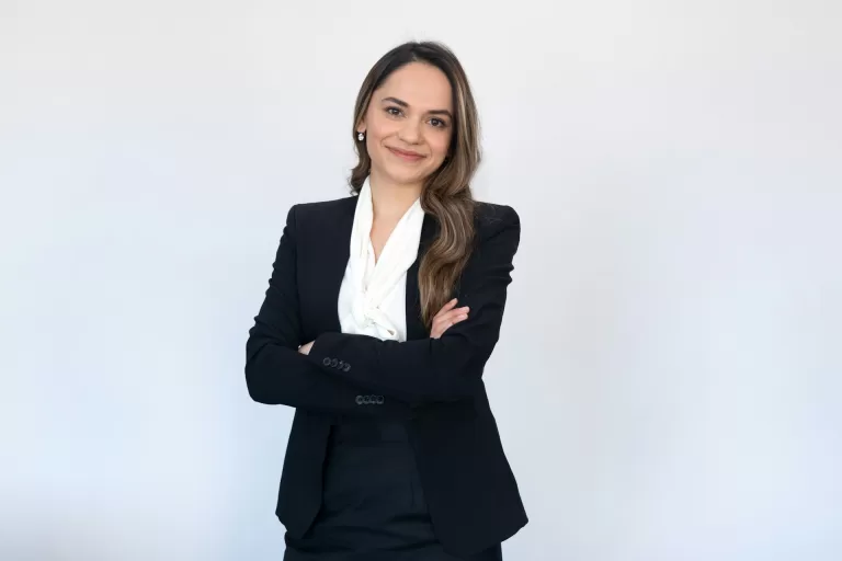 Uniforme personalizate vs. dress code flexibil Alegerea potrivita pentru echipa ta