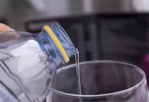 Apă îmbuteliată în județul Bacău, depistată cu bacterii coliforme. Lot retras de la vânzare după analize oficiale ANPC