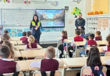 Polițiștii băcăuani, alături de elevi în „Săptămâna Altfel” – lecții despre siguranță, empatie și prevenirea violenței
