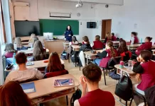 Polițiștii din Onești i-au informat pe elevi despre siguranță și prevenirea faptelor antisociale