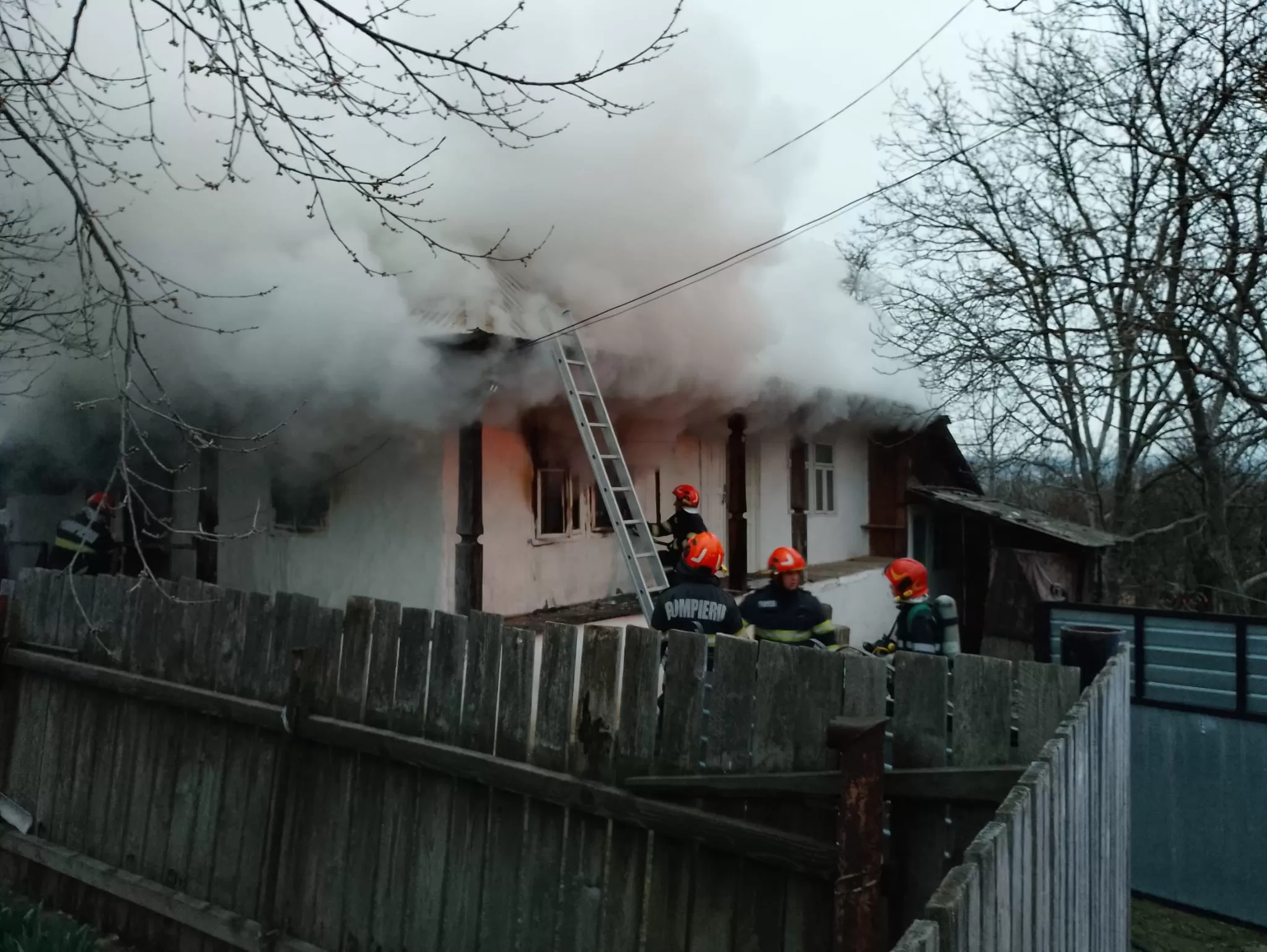 Incendiu într-o locuință din Poduri; o femeie de 82 de ani transportată la spital.
