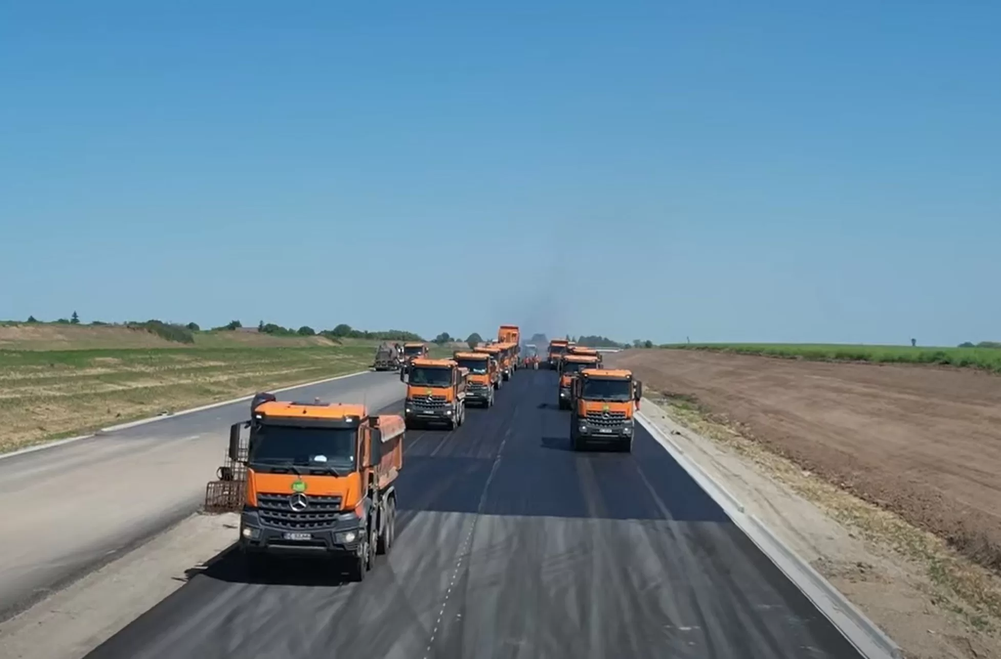 Autostrada A7 prinde viteză: 5.000 de muncitori și mii de utilaje lucrează între Adjud și Pașcani. UMB toarnă zilnic până la 15.000 de tone de asfalt