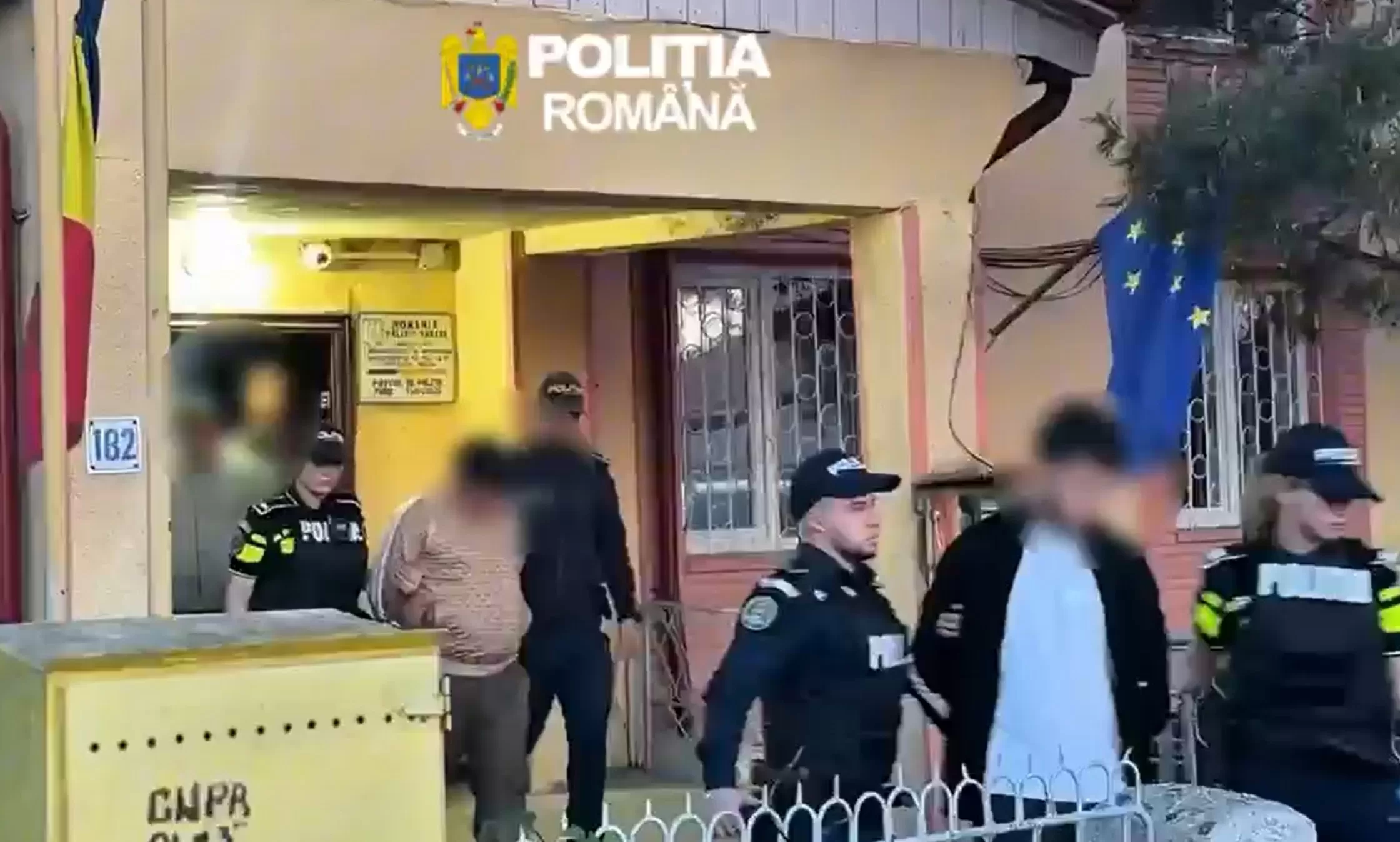 4 bărbați reținuți într-un dosar de lovirea sau alte violențe, tulburarea ordinii și liniștii publice și lipsire de libertate în mod ilegal