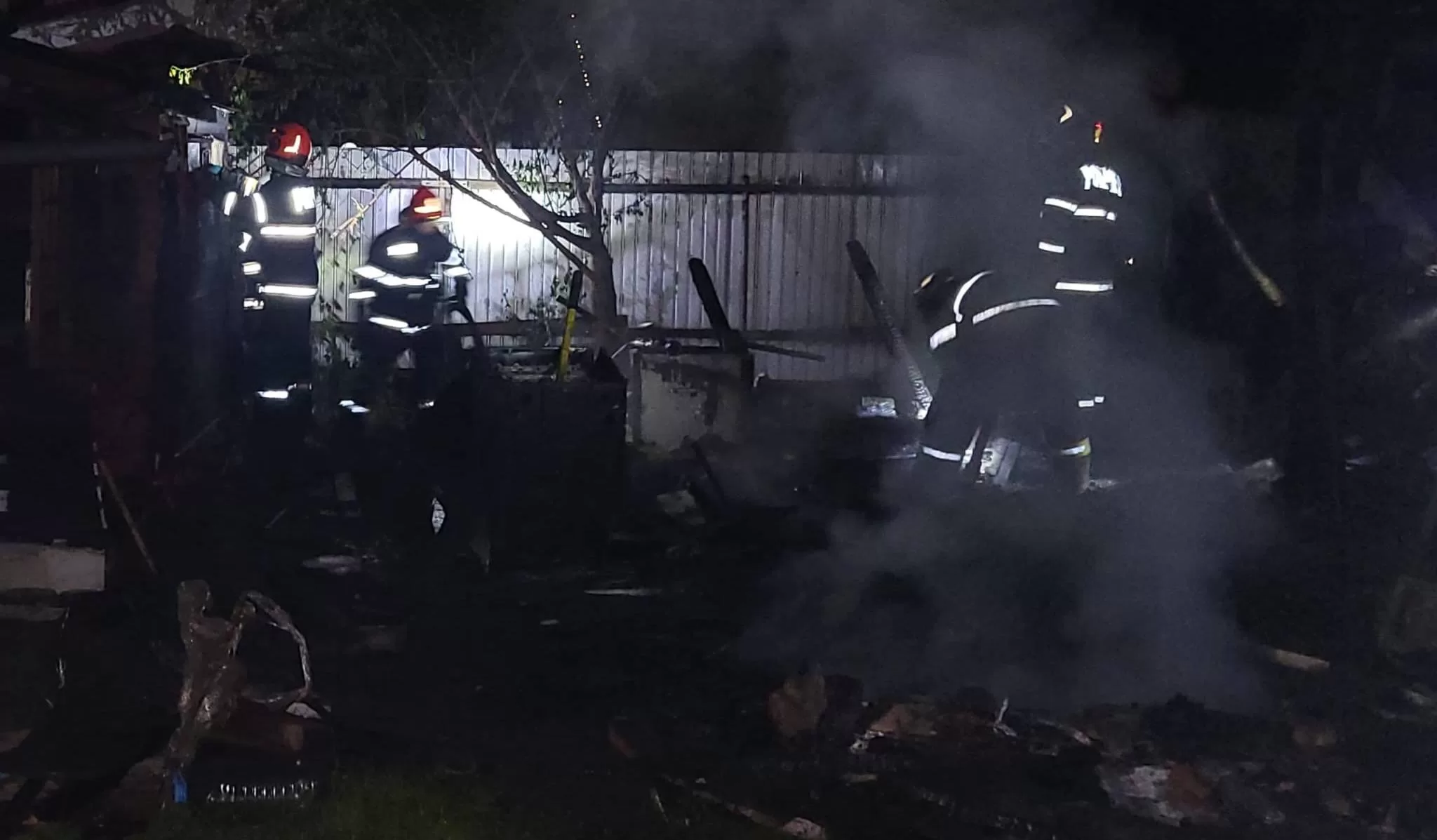 Pompierii au intervenit noaptea trecută pentru stingerea unui incendiu ...