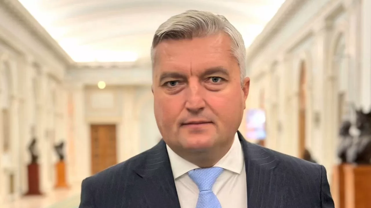 Mesaj de început de an universitar din partea deputatului PSD Lucian Bogdănel: „Poate că azi drumul cunoaşterii e tot mai întortocheat şi presărat cu provocări & capcane, dar merită să păşiți, cu încredere, pe el!"
